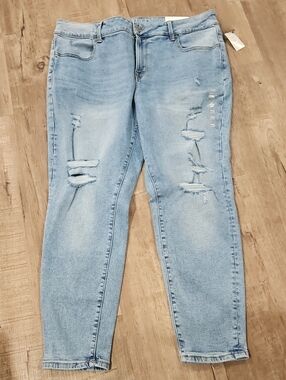 NWT Maurices Light Blue Distressed Boyfriend Jeans. SIZE 18w Short Jeggings